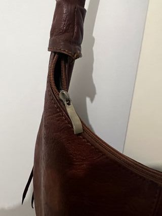 Bolso de cuero marrón con flecos