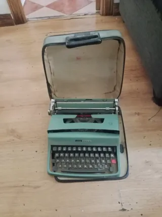 Máquina de escribir Olivetti Lettera 32