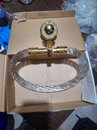 Toallero de cristal y metal dorado