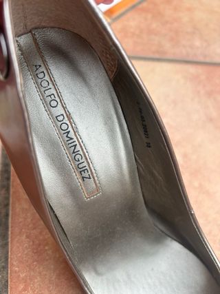 Zapatos de tacón grises y plateados