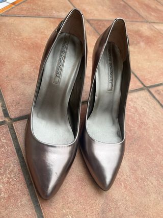 Zapatos de tacón grises y plateados