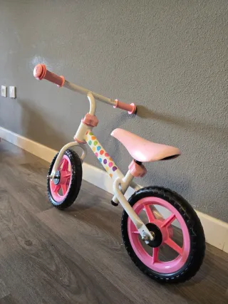 Bicicleta de equilibrio rosa