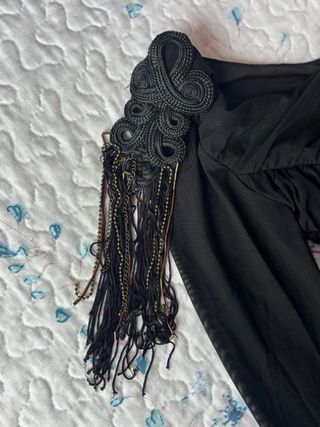 Vestido negro corto asimétrico