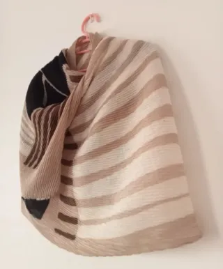 Pañuelo foulard estampado beige, negro y marrón.