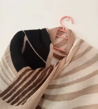 Pañuelo foulard estampado beige, negro y marrón.