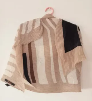 Pañuelo foulard estampado beige, negro y marrón.