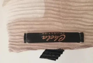 Pañuelo foulard estampado beige, negro y marrón.