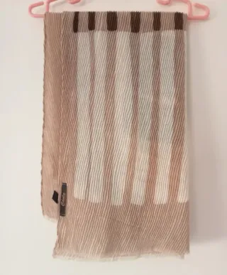 Pañuelo foulard estampado beige, negro y marrón.