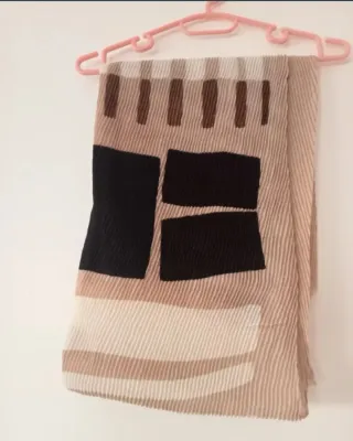 Pañuelo foulard estampado beige, negro y marrón.