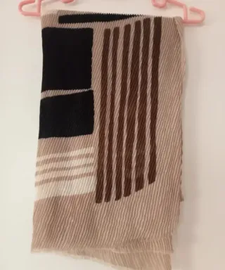 Pañuelo foulard estampado beige, negro y marrón.