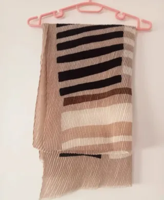 Pañuelo foulard estampado beige, negro y marrón.