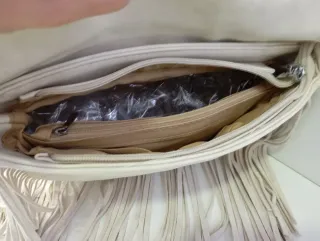 Bolso bandolera flecos y tachuelas