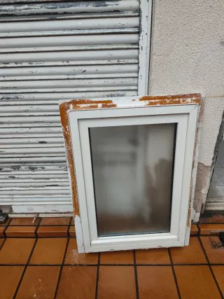 Ventana de plástico blanca medida hueco 71.5 x 100