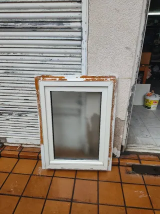 Ventana de plástico blanca medida hueco 71.5 x 100