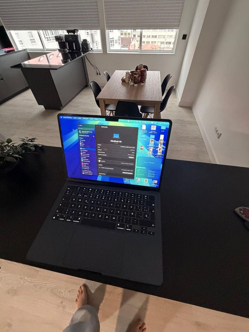 MacBook Air M2 16GB RAM 250GB