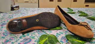 Zapatos de ante con detalle floral