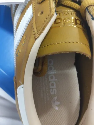 Zapatillas Adidas Marrones y Doradas