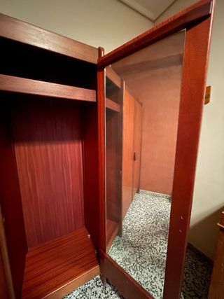 Armario de madera marrón