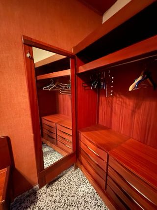 Armario de madera marrón