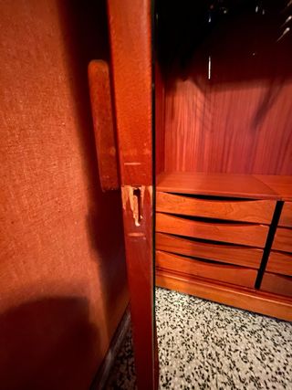 Armario de madera marrón