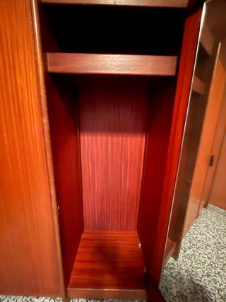 Armario de madera marrón