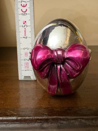 Uovo decorativo con fiocco rosa