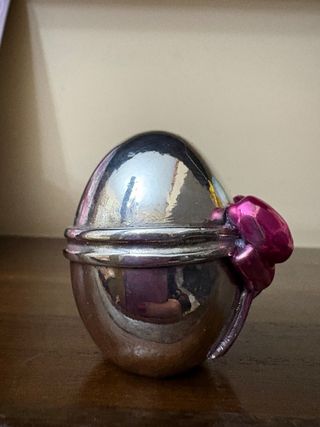 Uovo decorativo con fiocco rosa