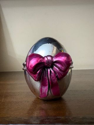 Uovo decorativo con fiocco rosa