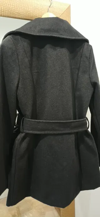 Chaqueta gris con cinturón