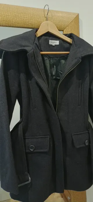 Chaqueta gris con cinturón