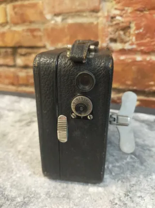 Cámara Pathé antigua, con cuerda