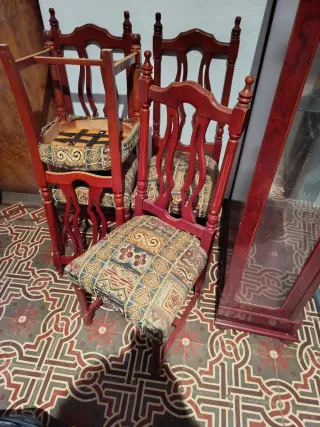 Mesa de madera y sillas