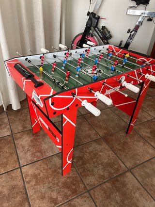 Futbolín rojo con jugadores