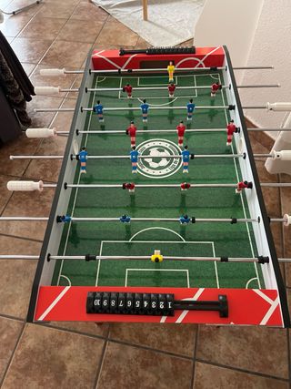 Futbolín rojo con jugadores