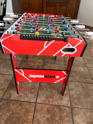 Futbolín rojo con jugadores