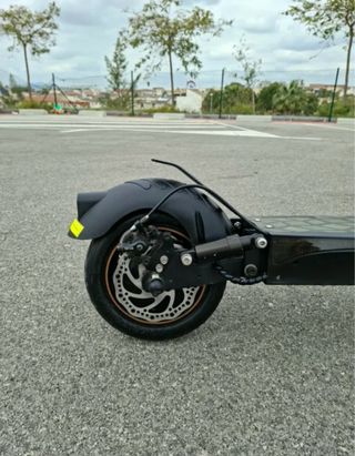 Patinete eléctrico negro