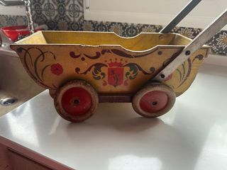 Cochecito de madera antiguo para juguete