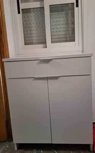 Mueble auxiliar blanco 2 puertas y cajón