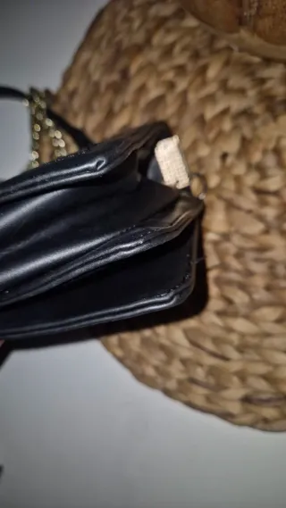 Bolso negro acolchado con cadena dorada