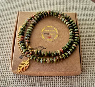 Collar hecho a mano de unakita y hematita.