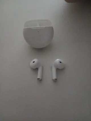 Cascos inalámbricos blancos