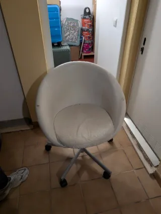 Silla de oficina blanca