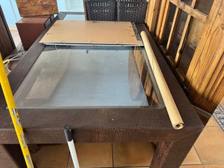 Mueble de madera con vitrina