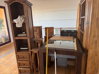 Mueble de madera con vitrina