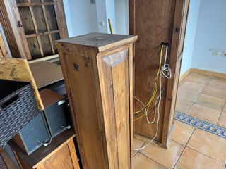 Mueble de madera con vitrina