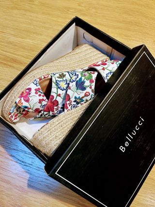 Sandalias cuña florales Bellucci