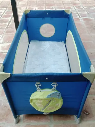 Cuna de viaje azul con cambiador