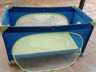 Cuna de viaje azul con cambiador