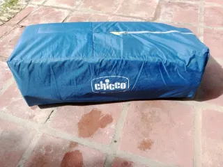 Cuna de viaje azul con cambiador