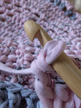 Alfombra redonda ganchillo beige/rosa